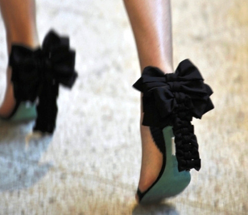 bow heels!