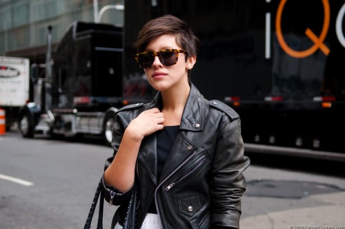 Tags: short hair glasses brown hair leather jacket Date: 02.01.10 Time: 
