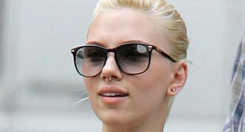 Scarlett Jo septum piercing? I had no idea! Found this image while I was 