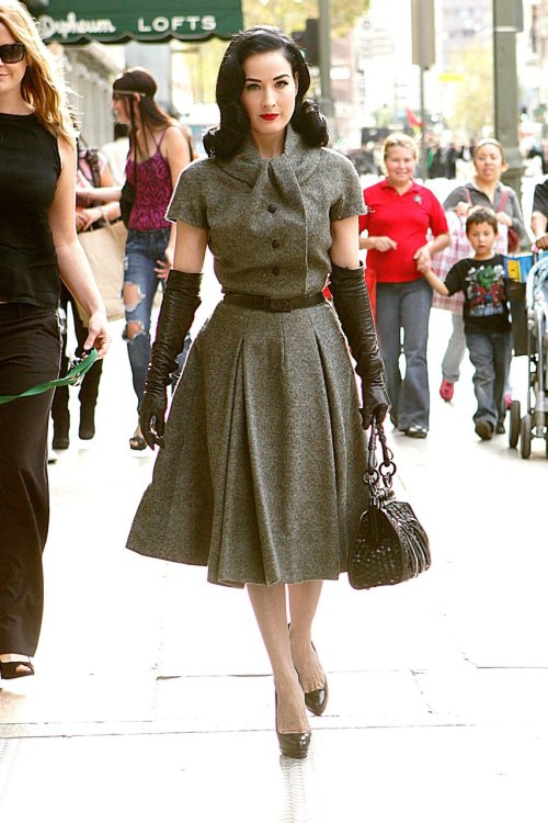 dainafischer:  helenmattisonwyatt:  suicideblonde:  Dita von Teese going to a book signing in a 1950s Dior outfit, Dec 20th, 2009  this outfit leaves me speechless. agreed.