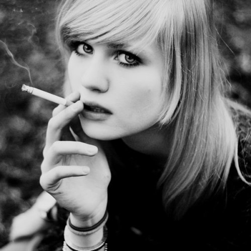 タバコが似合う 渋すぎるかっこいい女の子の画像集 美人 女優 モデル 煙草女子 Naver まとめ