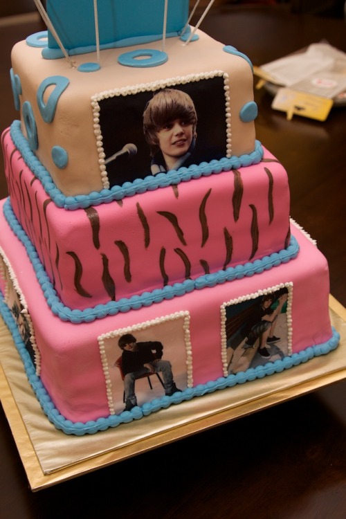 pictures of justin bieber cakes. Justin Bieber Cake (via Pink