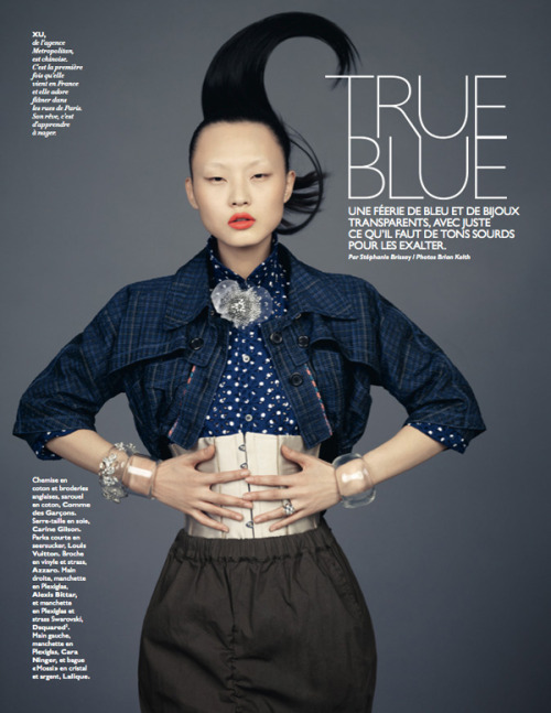 True Blue Refinemos nuestra asociación del azul (coff coff Christian Castro) con  este editorial de Grazia Francia de abril. La modelo es Xu Chao y la  fotografía de Brian Keith. Me gusta el cabello paralizado, la cara semi-alienígena de la chica y  las actuaciones de Prada - Miu Miu.
