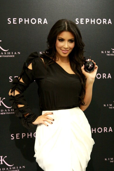 Photo [SEPHORA] This is a photo from Kim Kardashian’s event in Sephora Venetian in Las Vegas! I just love her outfit! specially the one sided long sleeve top with horizontal slits and bows!