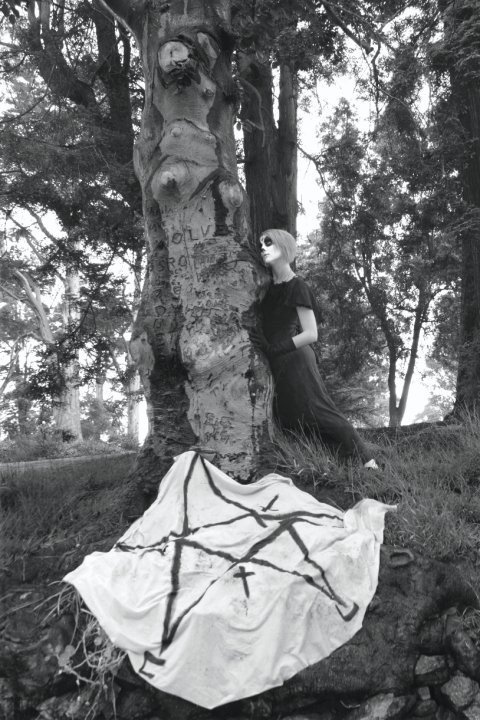 nowitsdark:  Me & a tree :]  Amazing! <3 I’m so in love with these photos