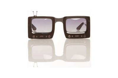 wastedyouthpursuit: Fashion Designer Jeremy Scott worked with specialist Lina Farrow to create these one of a kind shades that are shaped like two televisions. Pure genius and extremely creative to be walking around with these on. Please…leave this channel on…