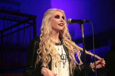 fuckyeahtaymom:

Taylor Momsen l Performing during the NYLON Party at  The PUMA Social Club (June 22)

