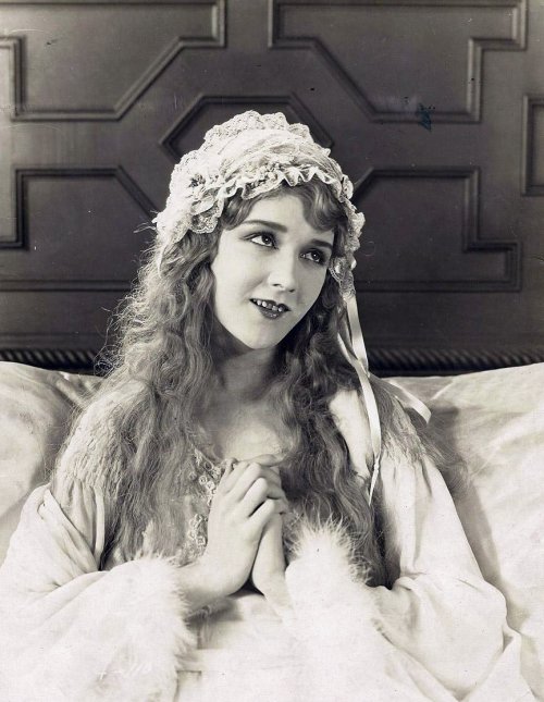 Mary Pickford 1918 Reblogged 1 year ago from screengoddess 15 notes