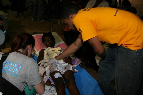 A Scientology Volunteer Minister assists a doctor in Haiti.