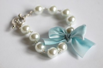 Its something blue Saturday ♥ I love pearls, so dainty and feminine. This bracelet made by Femme Petal is just $14 and has a matching necklace sold separately. Check out her etsy here for more fabulous finds:
http://www.etsy.com/shop/erinkeys?ref=seller_info