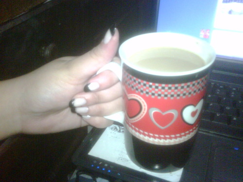 I’m now enjoying my new manicure and a hot brevage with a slightly lavor o coffe… argh…