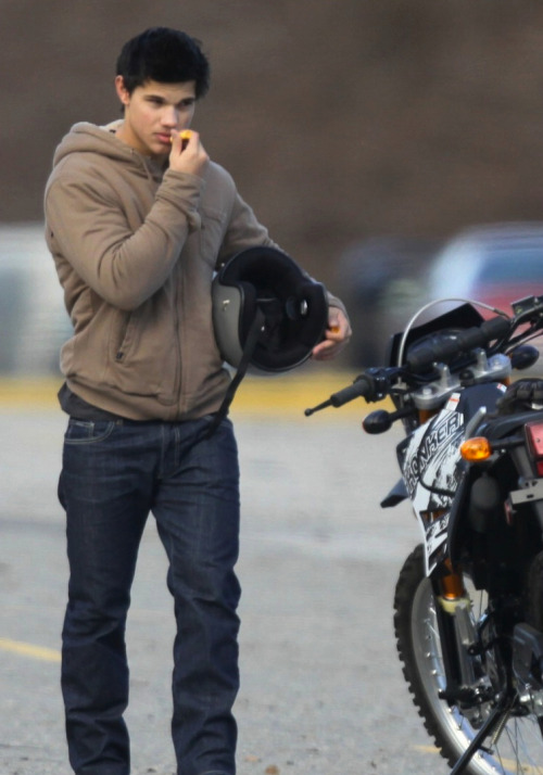Well this is hot! fuckyeahtwilight:  Taylor applying chapstick. Submitted by GayForTaylorLautner