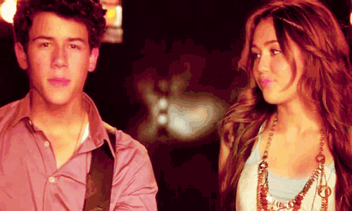 uhm .. miley, you&#8217;re still in a relationship with liam. don&#8217;t look at nick like that, too confusing ;))