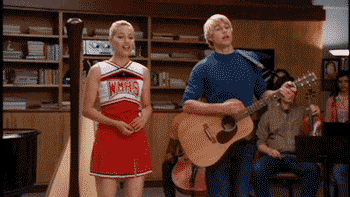 gleekstorm:  inamidnighttalk:  I’m not saying she’s singing to Rachel or anything  Nope. Not at all… 
