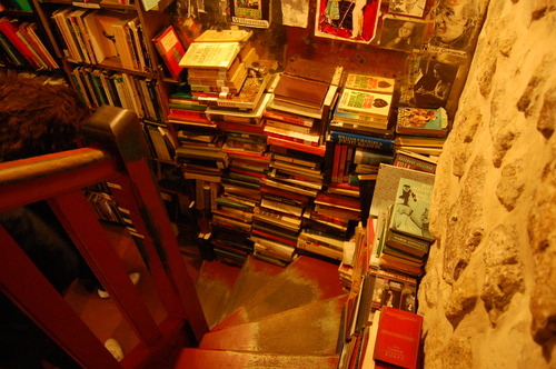 prettybooks:  (by sarahinparis365) at Shakespeare and Company