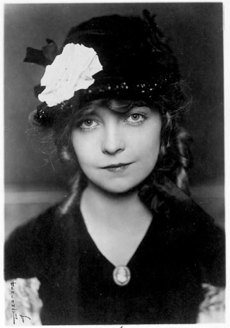Lillian Gish c early 1920s Posted 1 year ago 224 notes