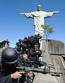 Acordei , estava passando um filme de guerra do século 21 na TV . Aí vi escrito em baixo AO VIVO .  Paz e Força para o Rio de Janeiro (yn)