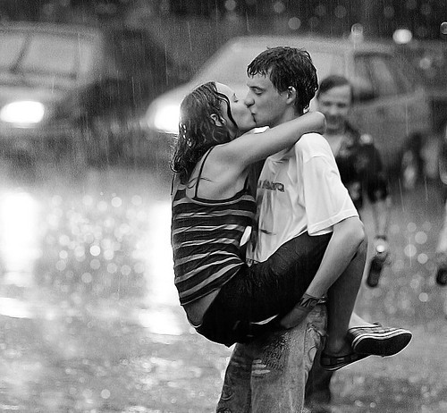couple kissing in rain images. love middot; couple middot; lovers