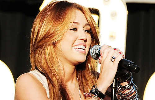 allcanshine:

”Sem amigos, família e Deus você não é nada” (Miley Cyrus)
