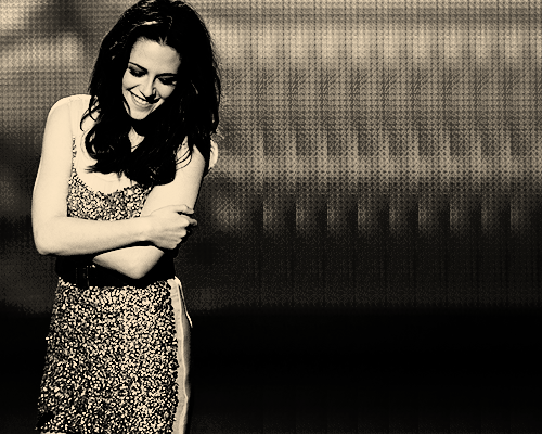heirloomm:

Oh, I don’t know. Anything that’s beat up. I kind of like to look like a hobo.
                                  -Kristen Stewart
