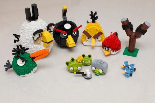 Lego Thing of the Day: LEGO Angry Birds by Tsang Yiu Keung.Giant Red Bird, Mighty Eagle, and additional pigs forthcoming.[thanks mduncs!]