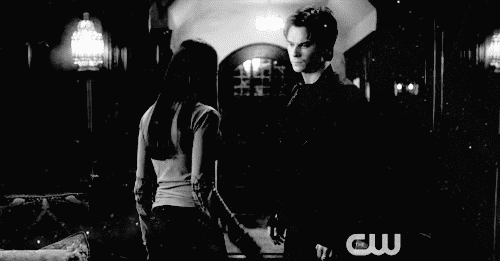 lilymiller1: Oh, Elena.  Ela deveria dizer "Tudo vai ficar bem, I` m com você, Damon. "
