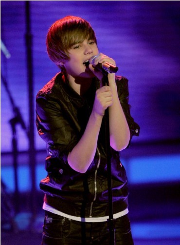 pictures of justin bieber on tour 2011. justin bieber 2011 tour pics.