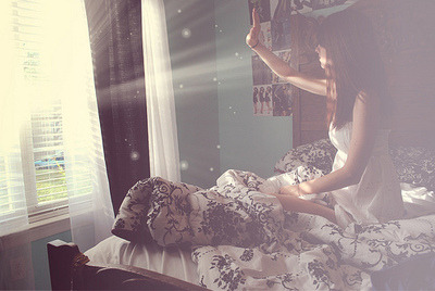 
Coragem é levantar da cama todo dia, mesmo sabendo que seria infinitamente melhor ficar ali.
