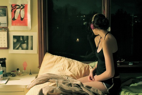 Prefiro a música, porque ela ouve o meu silêncio e ainda o traduz, sem que eu precise me explicar.
