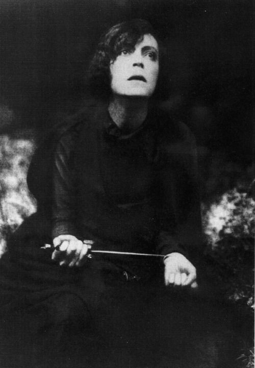 of Asta Nielsen playing Hamlet in the 1921 German silent film version