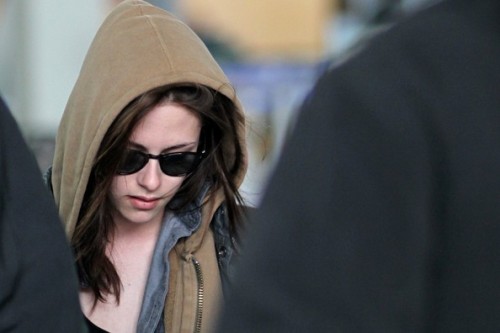 Kristen arriving in Vancouver - February 28, 2011. Tags: Kristen Stewart 