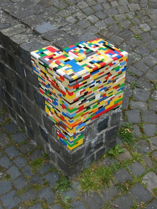 Kreatifnya Seniman Jalanan Lego