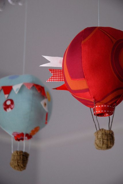 These are too phenomenal for words!

apotospitimou:

Hot air balloon mobile (by Claire Waring)
