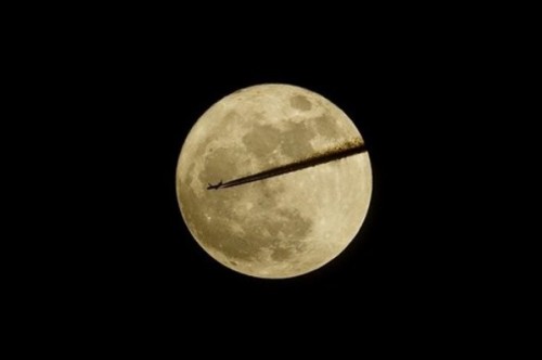 jonwithabullet:
An aircraft flies past the moon as seen from Somerset in southern England as the moon is at its closest point to the Earth for almost two decades Saturday March 19, 2011. It is the first time since Jan. 19, 1992 that the Moon has come into such close proximity to the Earth.
