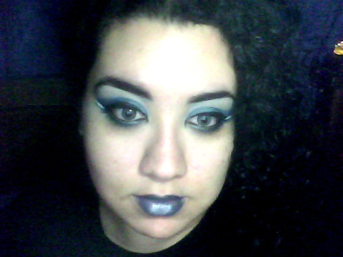 It’s 3:18 in the morning. Maybe an hour ago I was getting into an axiety attack, so I decided to make me busy using all the make up I never use. So I did a blue look. Still not sleepy at all.