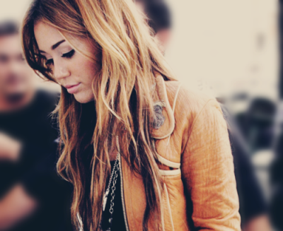 As pessoas deviam pensar antes de falar, porque algumas palavras podem magoar.             - Miley Cyrus