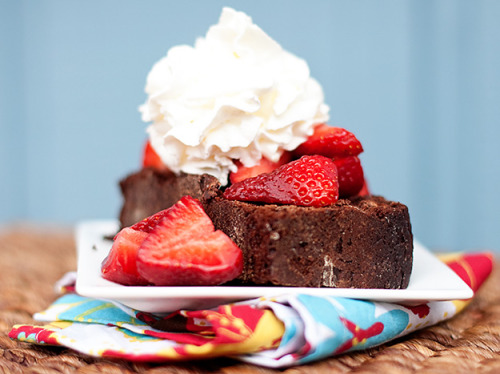 gastrogirl:

strawberry chocolate shortcake.
