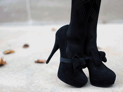 starteddreams:

A Cinderela é a prova de que um par de sapatos novos pode sim mudar a sua vida.
