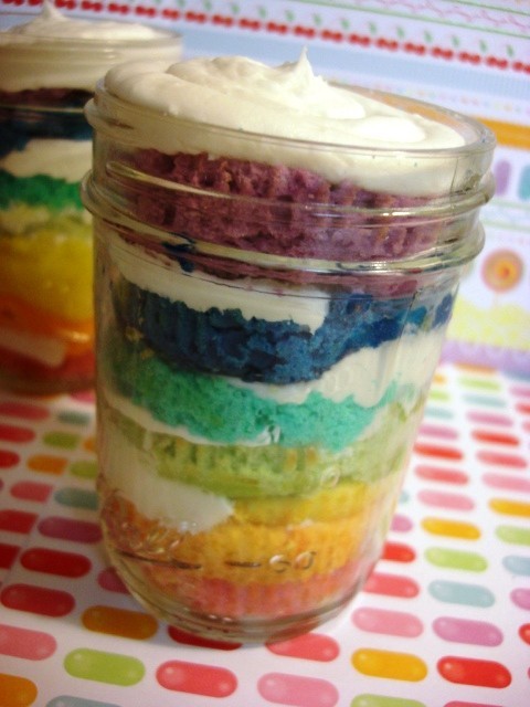 rainbow cupcakes in a jar. Rainbow Cupcakes in a jar)