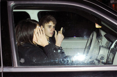 justin bieber middle finger gif. Justin Bieber gave the middle