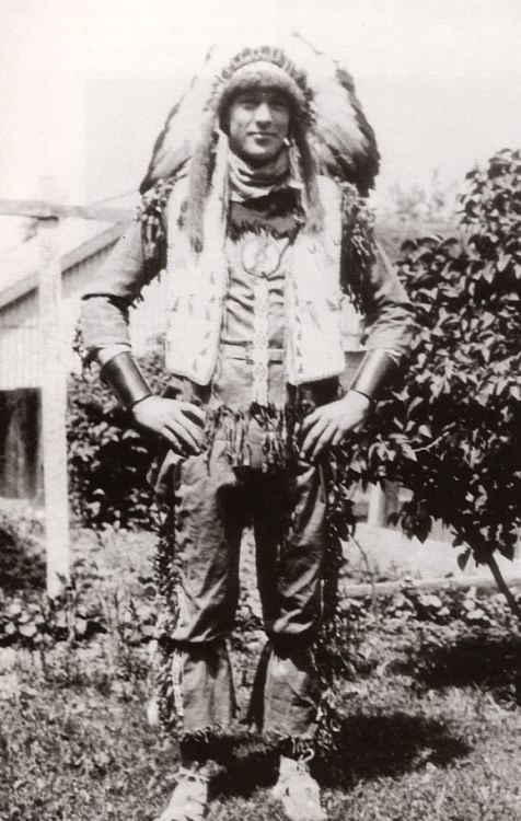 rushingriver:

Gary as teenager. This Indian costume was made by Gary himself.