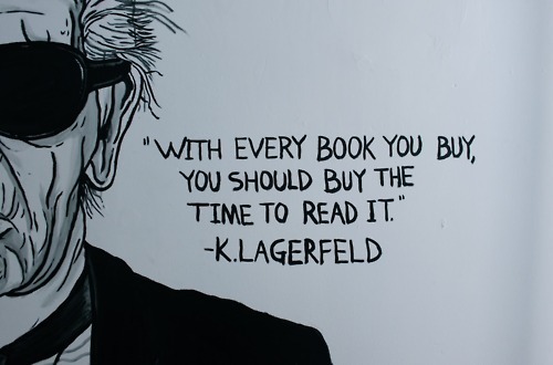 “Com cada livro que você compra, você deveria comprar o tempo para lê-lo.”
Karl Lagerfeld