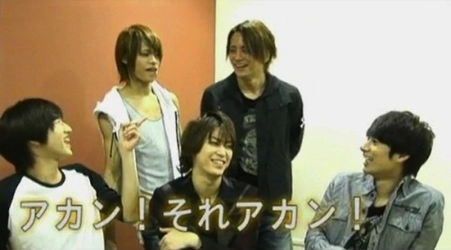 No idea why, but they started to talk about Yasuda’s hair.

Kame: Yassan cut his hair
Koki: He said, he wants to be Beatles. I think it’s impossible.
Taguchi: Bad! That’s bad!! (he used “akan”. kansai ben haha)

Yasu’s hair is popular.