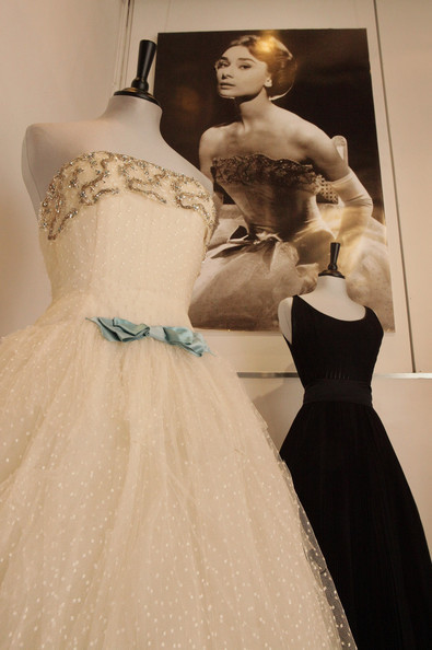 emariam:

Audrey Hepburn’s Givenchy white point d’esprit ball gown from the 1956 film ‘Love in the Afternoon’ is displayed with a black Elizabeth Arden goffered cocktail dress from 1953.