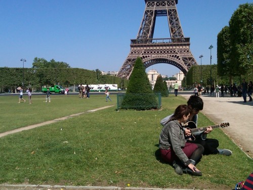 versaemerge:

Blake and Sierra playing in front of the Eiffel Tower

We love Paris!