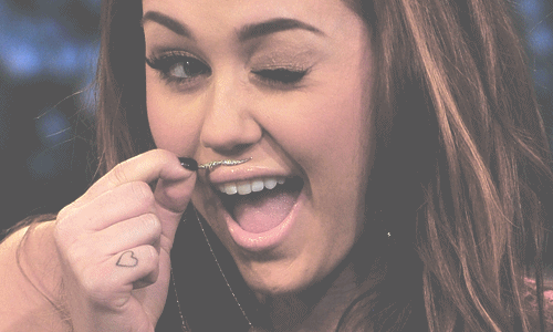 sorriaedisfarce:

“Cometo erros porque sou um ser humano. E Você? Nunca errou?” Miley Cyrus
