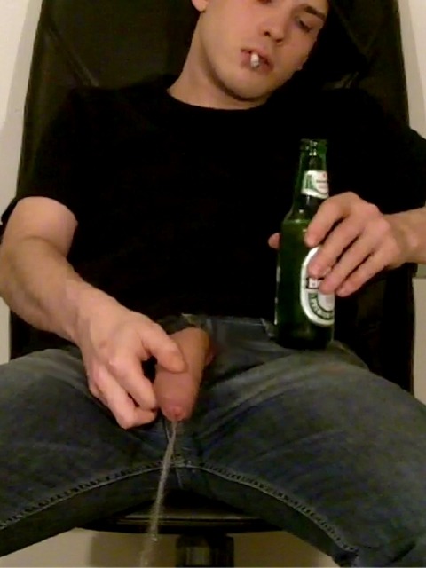 uncutsaussages:

inferior2str8men:

Straight beer and fag beer

In one end out the other lol
