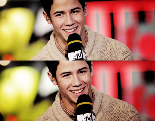  Ria quando você estiver triste, chorar é muito fácil.- Nick Jonas 