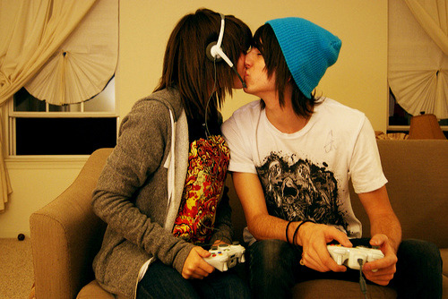 maybeistrueornot:

Se um menino pausar o video-game por você, casa-se com ele. Se uma menina jogar video-game com você, casa-se com ela. (ga.)
