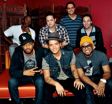 preetilovesbruno:

petesboybrusgirl:

Phred looks like NeYo here. Haaaaawt! :)

 LMAO, that’s not Phred that’s BRIAN.
What I would have wrote… :p That’s Brian! ;)
